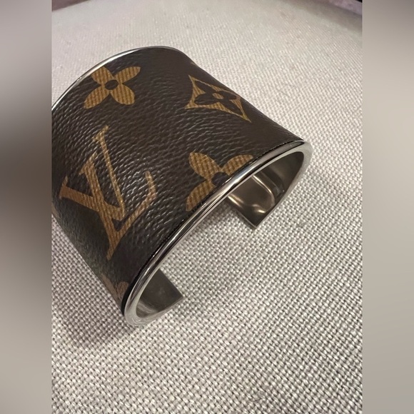 Authentic LOUIS VUITTON patch inlayed on a 2” NICKEL CUFF - handmade - Picture 2 of 4